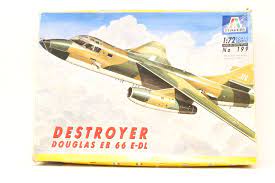 Douglas B-66 Destroyer Bomber 1/72 Scale Plastic Model Kit Italeri 199