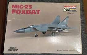 Mikoyan  Mig 25 RBT Foxbat B Fighter 1/72 Scale  Plastic Model Kit Hasegawa 1130